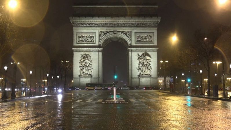 Do práce a domů: Pařížané v tvrdém lockdownu nestíhají ani nákupy